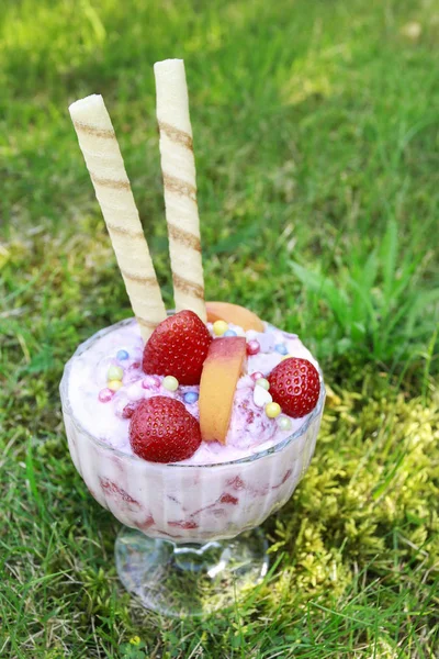 Ice cream dessert with fresh strawberries, peaches and crispy wa — Stock Photo, Image