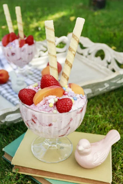 Ice cream dessert with fresh strawberries, peaches and crispy wa — Stock Photo, Image
