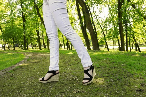 Vrouw wandelen in de tuin op warme zomerdag. — Stockfoto