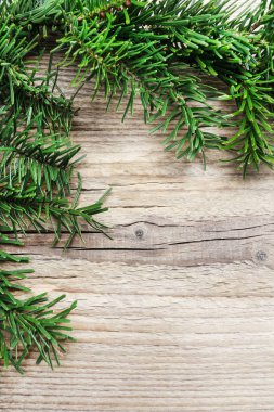 Ahşap arka planda köknar çelenk