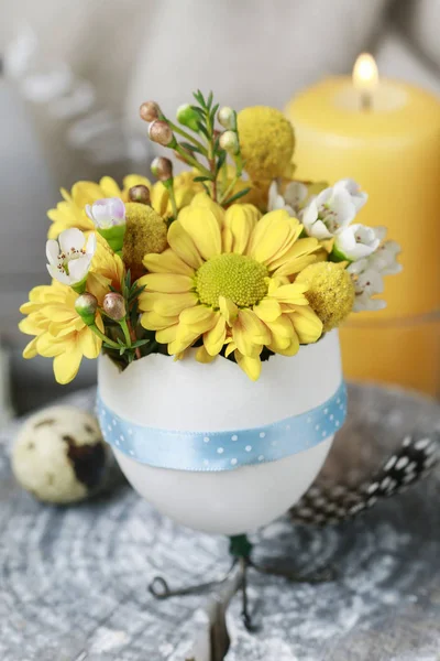 Bouquet de fleurs en coquille d'oeuf d'oie, décoration de table de Pâques — Photo