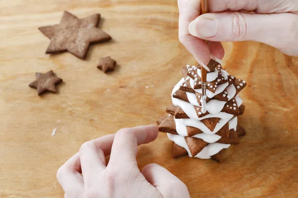 Como fazer gingerbread árvore de Natal, tutorial . — Fotografia de Stock