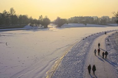 Krakow, Polonya - 22 Aralık 2016: Donmuş Wi üzerinde kış gün batımı