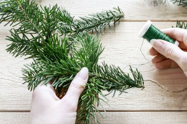 Çiçekçi iş başında: Nasıl jüt dize ve w kullanarak köknar çelenk yapmak