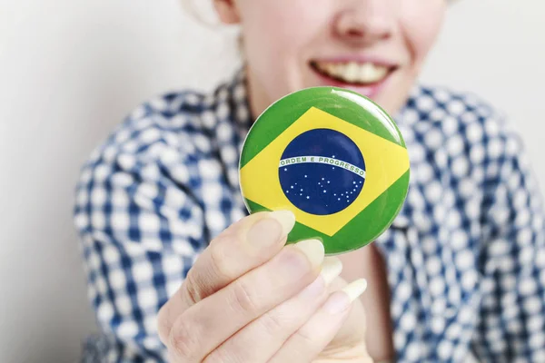 Vlag van Brazilië gedrukt op knop badge, holding door vrouw — Stockfoto