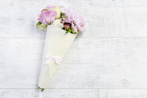 Rosa Blüten in Papierverpackung, florale Cornets. — Stockfoto