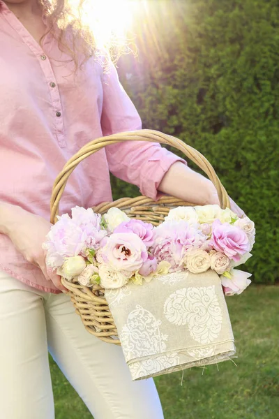 Cesta de mujer con flores en el jardín . —  Fotos de Stock