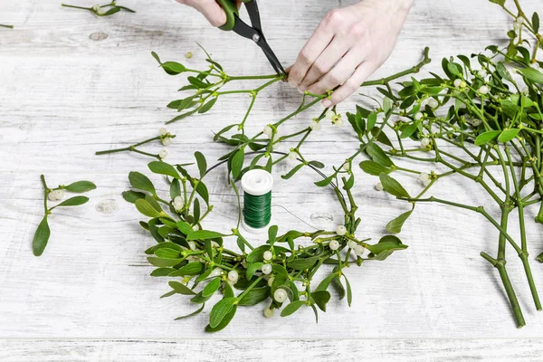 Bloemist aan het werk: Hoe maak je Maretak deur krans tutorial. — Stockfoto