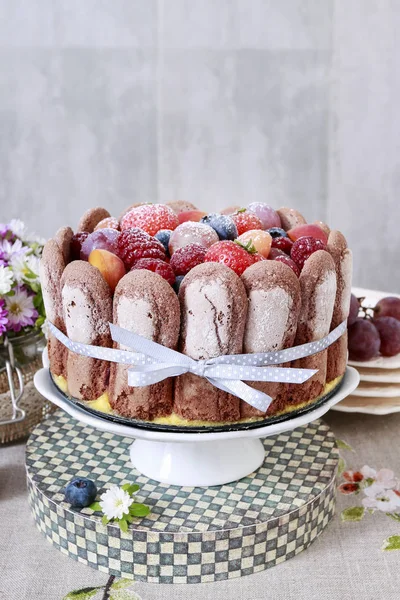 Franse charlotte taart met zomer fruit. — Stockfoto