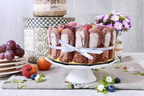 Franse charlotte taart met zomer fruit. — Stockfoto