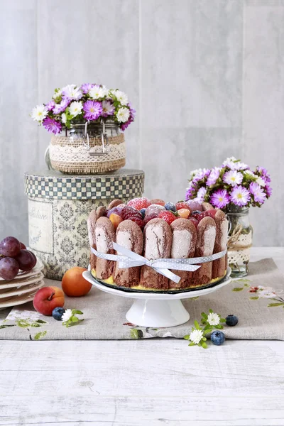 Franse charlotte taart met zomer fruit. — Stockfoto