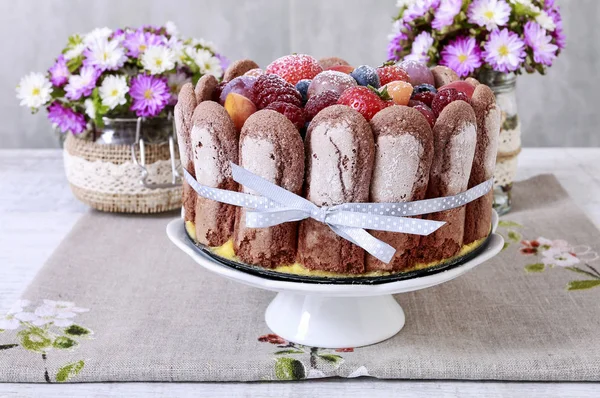 Francuski charlotte cake z owoców. — Zdjęcie stockowe