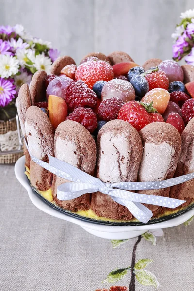 Franse charlotte taart met zomer fruit. — Stockfoto