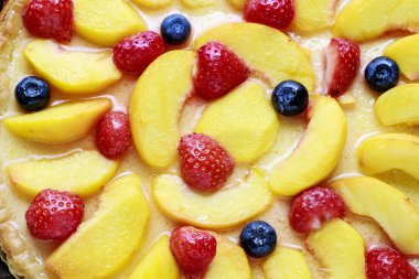 Şeftali, çilek ve yaban mersini kek. 