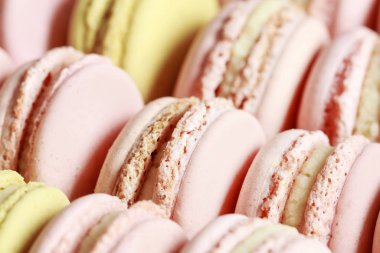 Pembe ve sarı renklerde Fransızca macaroons. 