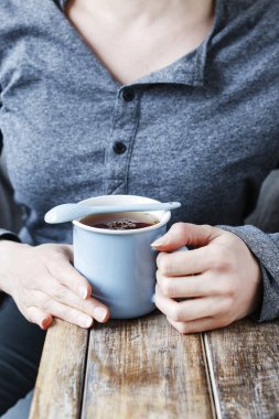 bir fincan sıcak çay.