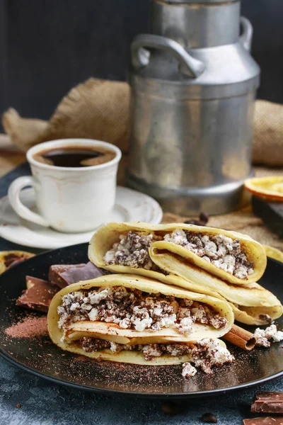 Pannenkoeken gevuld met chocolade en kwark. — Stockfoto