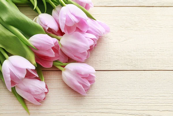 Hermosos tulipanes rosados y blancos sobre fondo de madera —  Fotos de Stock