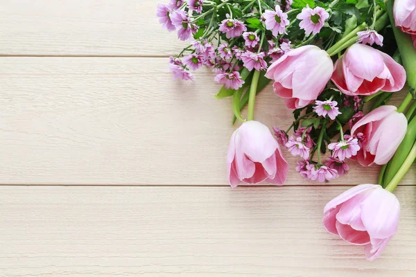 Tulipanes rosados y flores de crisantemo sobre fondo de madera —  Fotos de Stock