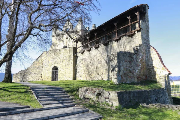 NOWY SACZ, POLONIA - 12 de agosto de 2016: Ruinas de un castillo medieval —  Fotos de Stock