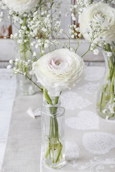 Vrouw maken decoraties met Ranunculus bloemen en wit gypso — Stockfoto