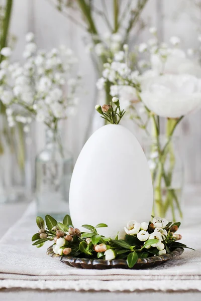Jak zrobić Wielkanoc wieniec dla jaj z Buxus i kamelaucium, t — Zdjęcie stockowe