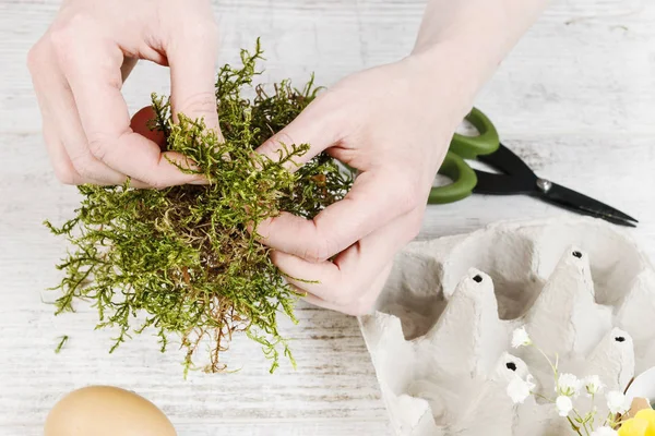 Cómo hacer arreglos florales simples de Pascua, tutorial . — Foto de Stock