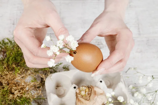 Wie man einfache Osterfloristik macht, Anleitung. — Stockfoto