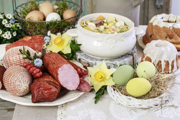 A sopa de centeio azedo, bolos de Páscoa e salsichas na mesa . — Fotografia de Stock