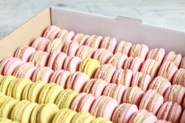Francuski macaroons w kolory różowy i żółty. — Zdjęcie stockowe