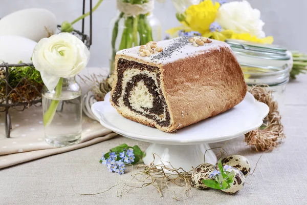 Mohnkuchen auf dem Ostertisch. — Stockfoto