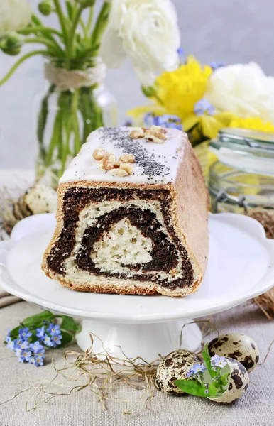 Mohnkuchen auf dem Ostertisch. — Stockfoto