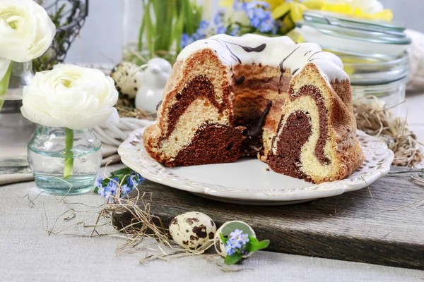 Traditioneller Osterkuchen mit Zuckerguss und Schokoladenfüllung. — Stockfoto