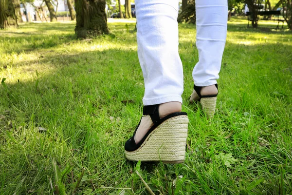 Mulher andando no jardim no dia quente de verão . — Fotografia de Stock