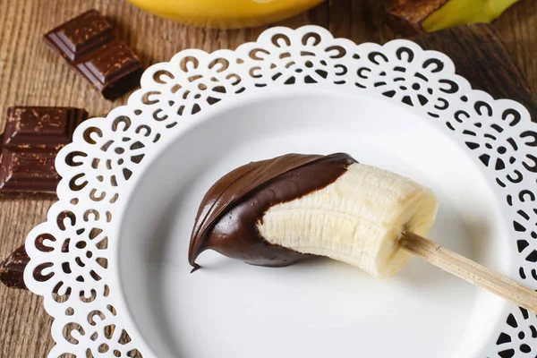 Plátano sumergido chocolate . — Foto de Stock