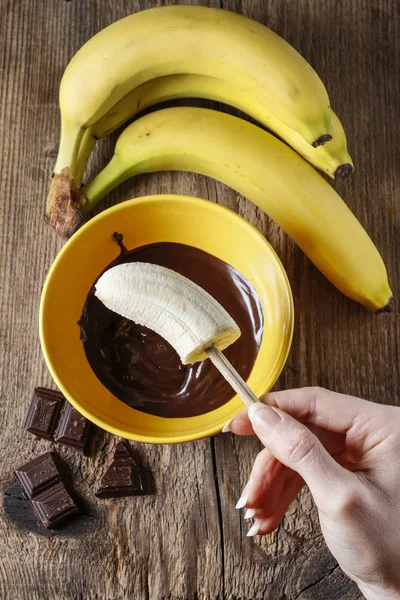 Банан с шоколадным соусом . — стоковое фото