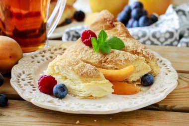 Peynir ve meyvelerle dolu lezzetli puf böreği kekleri.