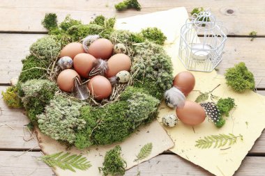 Yosun çelenk, saman ve yumurta ile Paskalya masası dekorasyonu. 