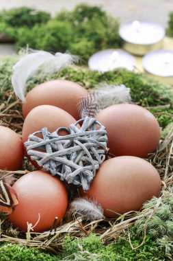 Yosun çelenk, saman ve yumurta ile Paskalya masası dekorasyonu. 