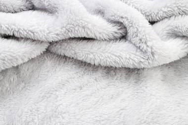 Yumuşak gri battaniye.