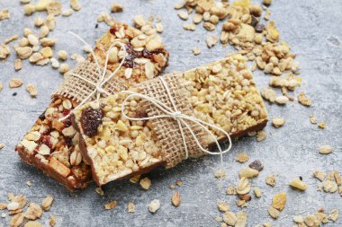 Gri taş arka plan üzerinde iki müsli çubuklar.