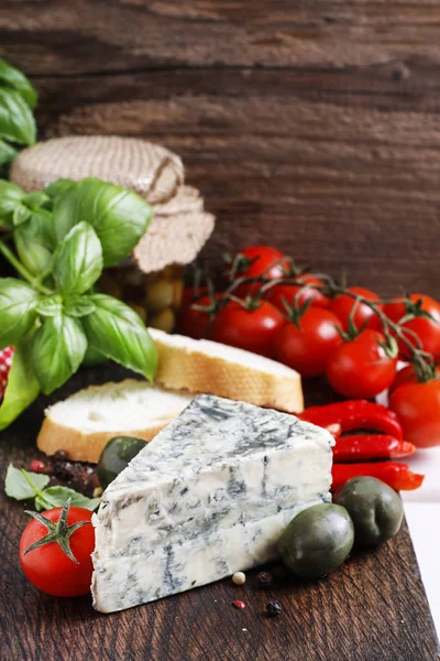 Mediterranean cuisine: blue cheese, tomatoes, olives, basil plan — Stock Photo, Image