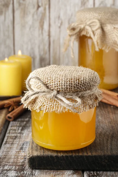 Vaso di miele sul tavolo di legno. — Foto Stock