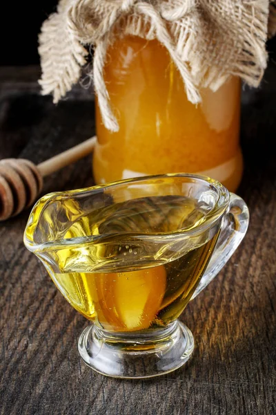 Glas sås båt med honung. — Stockfoto