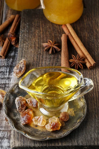 Bal ile cam sos tekne.