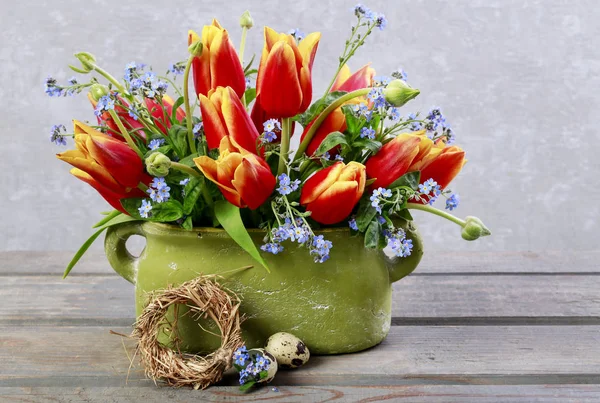 Jak zrobić Wielkanoc kwiatowy układ z czerwonymi tulipanami w zielonej v — Zdjęcie stockowe