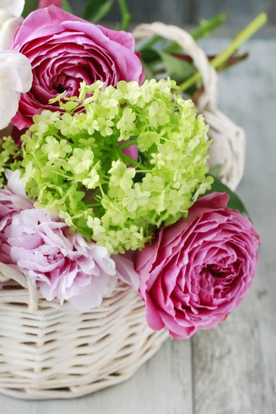 Blumenschmuck mit rosa Rosen, Pfingstrosen und Matthiola-Blüten — Stockfoto