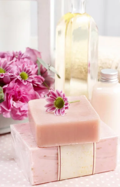 Zwei Tafeln rosa Seife und süße kleine Blume. — Stockfoto