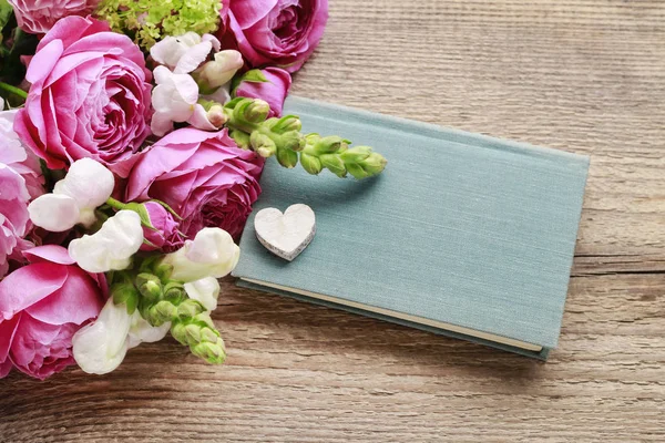Régi könyvek és a csokor virág. — Stock Fotó