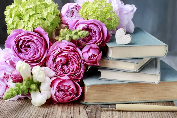 Alte Bücher und Blumensträuße. — Stockfoto